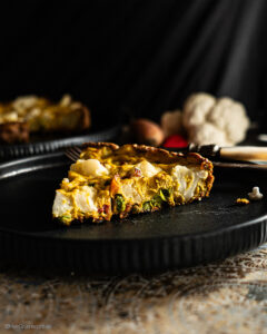 Frittata mit Blumenkohl, Erbsen, Peperoni, Sahne, Käse und Curry - von Herr Grün