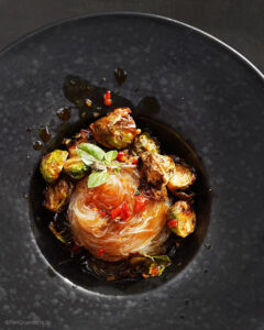 Gerösteter Rosenkohl auf Glasnudeln mit einer spicy Sauce (Ingwer, Peperoni, Sojasauce, Mirin, Knoblauch, Thai-Basilikum) - von Herrn Grün