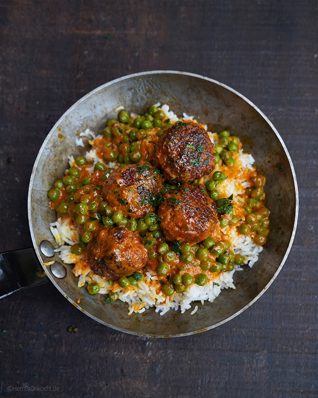 BBQ-Frikadellen mit zerbröselten Paprikachips in einer spicy Kokossauce mit Erbsen und Reis - von Herrn Grün