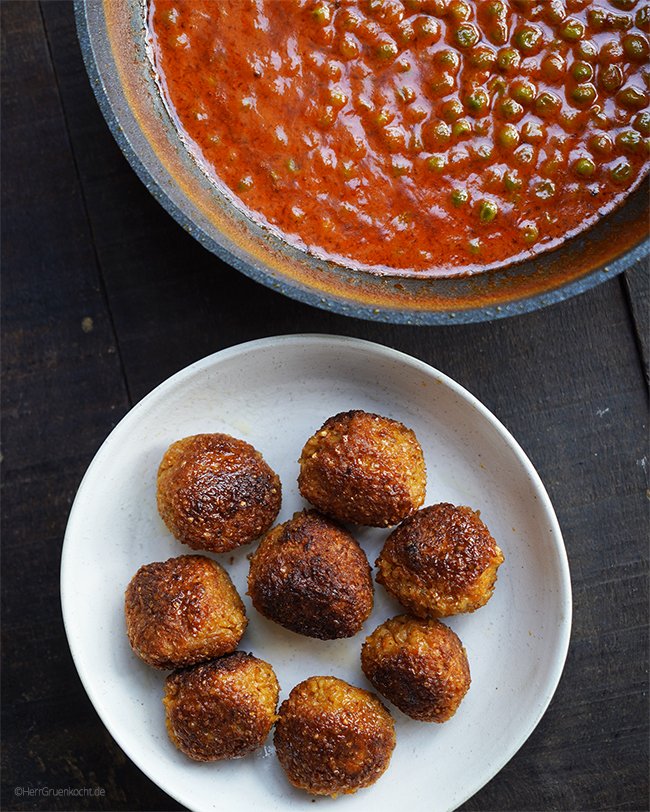 BBQ-Frikadellen mit zerbröselten Paprikachips in einer spicy Kokossauce mit Erbsen und Reis - von Herrn Grün