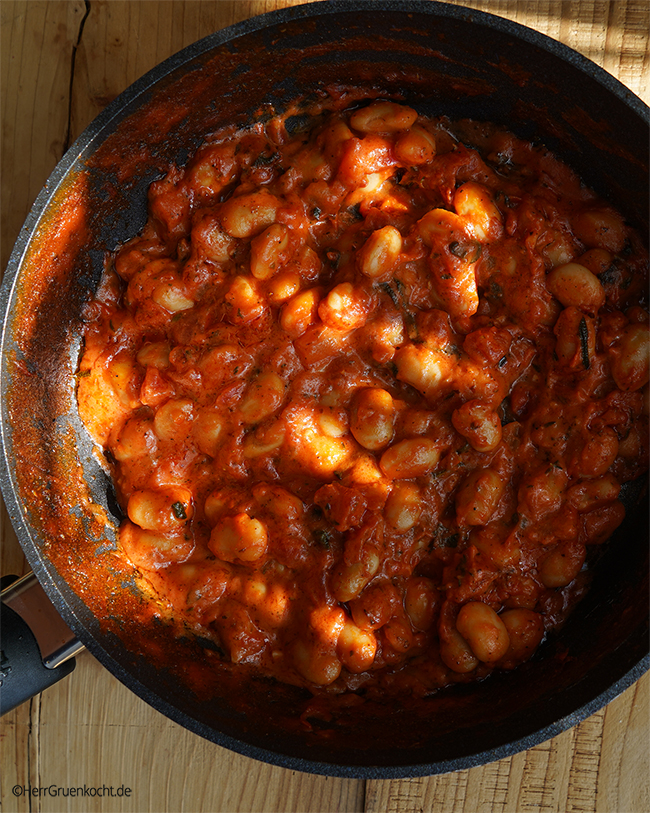 Penne Rigate mit einer leicht scharfen Tomatensauce, weißen Riesenbohnen und frischem Salbei - von Herr Grün kocht