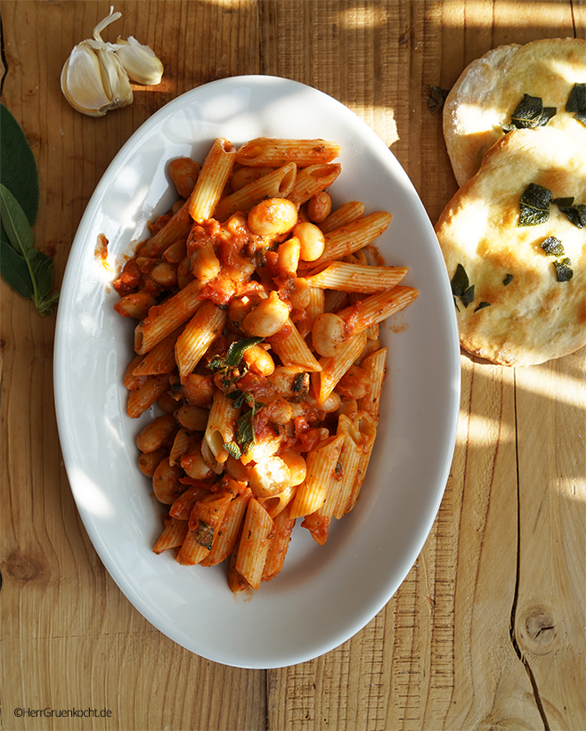 Penne Rigate mit einer leicht scharfen Tomatensauce, weißen Riesenbohnen und frischem Salbei - von Herr Grün kocht