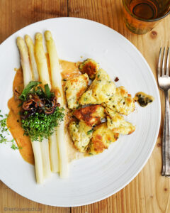 Spargel mit einer Salbei-Cidresauce und Gruyere sowie Kräuter-Schmarrn - von Herrn Grün