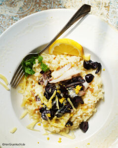 Risotto mit geschmortem Radicchio, karamellisierten schwarzen Kalamata-Oliven und Zitronenabrieb - Herr Grün kocht