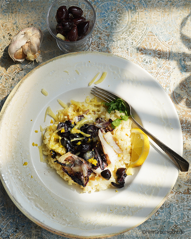 Risotto mit geschmortem Radicchio, karamellisierten schwarzen Kalamata-Oliven und Zitronenabrieb - Herr Grün kocht