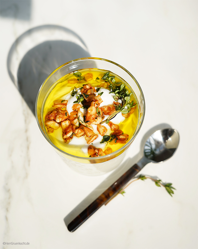 Griechischer Joghurt mit Leinöl und Thymian-Mandel-Krokant - von Herr Grün