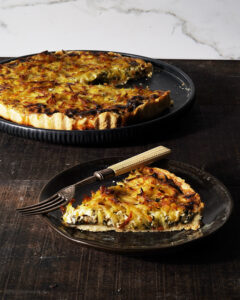 Mangold-Quiche mit Saurer Sahne und Schnittlauch sowie einer knusprigen Kartoffelkruste - von Herr Grün kocht