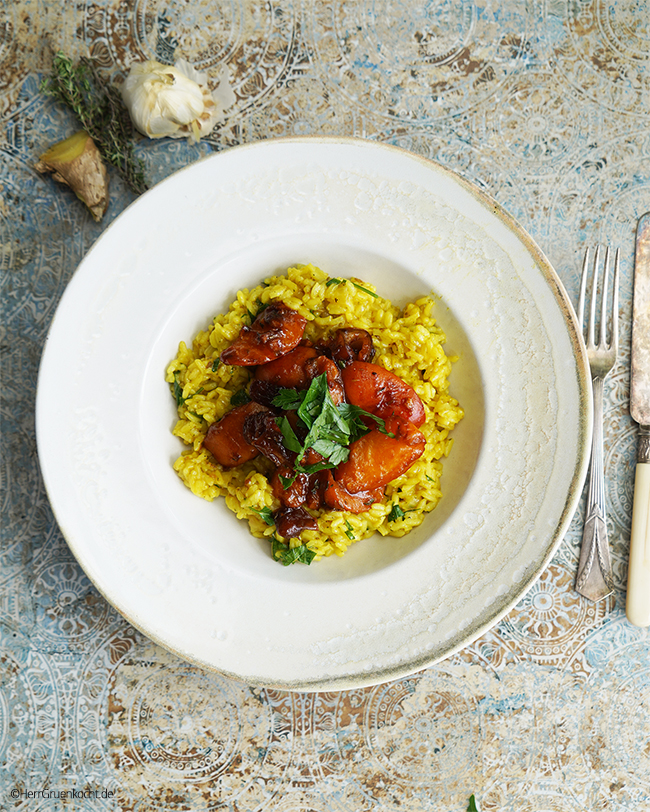 Risotto mit Kreuzkümmel und Curry mit einer Sauce aus geschmorten Aprikosen, Datteln, Sojasauce und Ingwer - von Herrn Grün