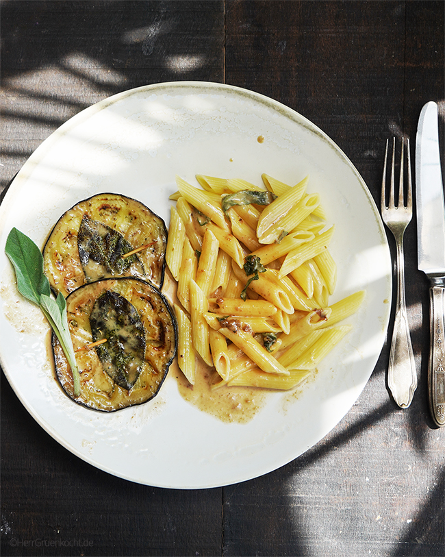 Auberginen-Saltimbocca mit Marsalasauce und Penne Rigate - von Herr Grün kocht