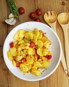 Italienischer Kartoffelsalat »Lucka« mit geschmorten Tomaten, frischem Rosmarin, Knoblauch, Kapern und Olivenöl - von Herr Grün kocht