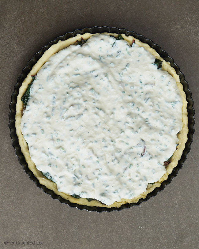 Mangold-Quiche mit Saurer Sahne und Schnittlauch sowie einer knusprigen Kartoffelkruste - von Herr Grün kocht