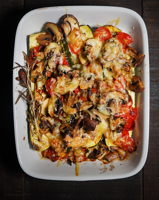 Überbackene Zucchini-Hälften mit Ofengemüse aus Pilzen, Tomaten und Zwiebel - mit einem Würzöl - von Herr Grün kocht