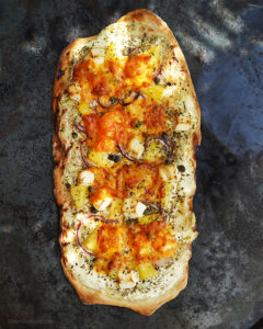 Herrn Grüns Pizza Hawaii mit Ananas, Kapern, roter Zwiebel, Feta, Cheddar und italienischen Kräutern
