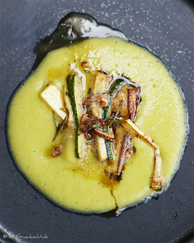 In Butter geschmorte Zucchinistreifen mit Rosmarin und Knoblauch auf Zucchinischaumcreme